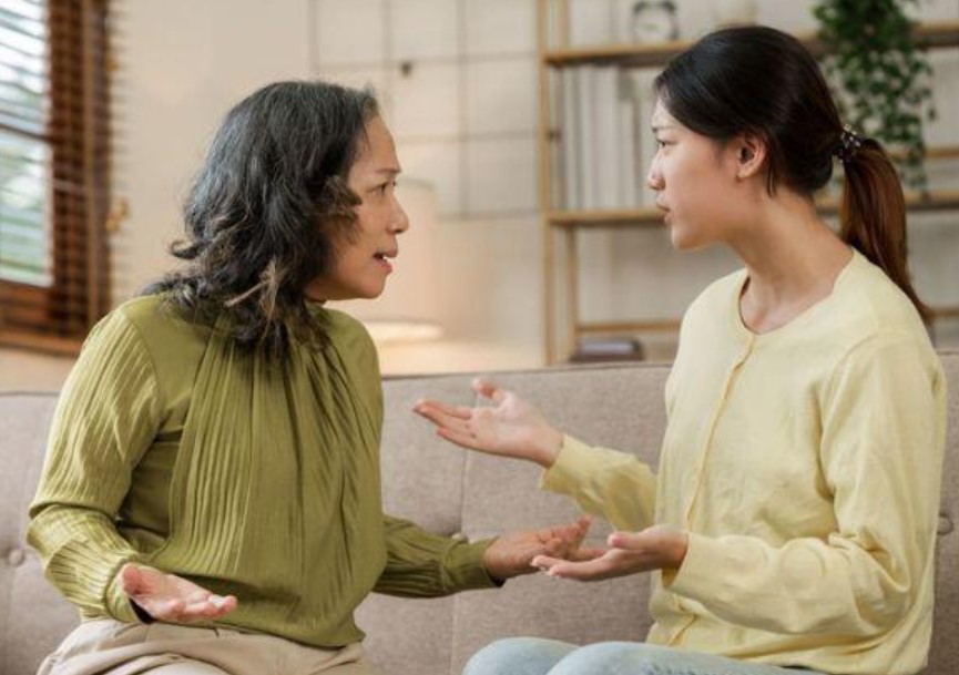 Cháu biếu bà 5 triệu, vài ngày sau tôi hỏi vay tiền mẹ chồng thì phát hiện sự thật phũ phàng