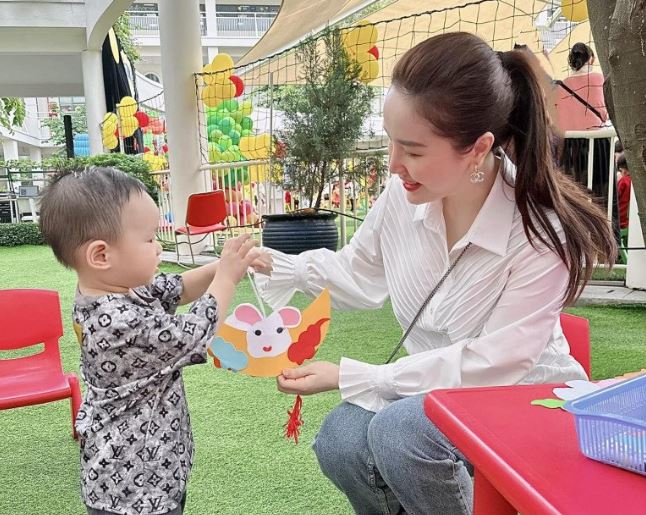 C&#xF3; m&#x1EB9; l&#xE0; &quot;ph&#xFA; b&#xE0;&quot;, con trai c&#x1B0;ng B&#x1EA3;o Thy &#x111;i d&#x1EA1;o m&#x1EB7;c &#x111;&#x1ED3; ng&#xE0;n &#x111;&#xF4; l&#xE0; chuy&#x1EC7;n th&#x1B0;&#x1EDD;ng t&#xEC;nh