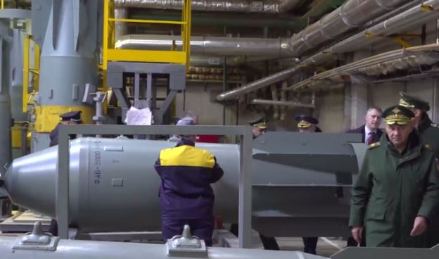 Bom lượn 3 tấn của Nga sẽ tàn phá phòng tuyến Ukraine?