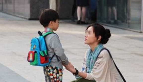 Chồng đã mất cách đây 2 năm, con trai chỉ vào 'bức tượng' và gọi bố trong lúc đi siêu thị, vợ chạy đến kiểm tra và như chết lặng