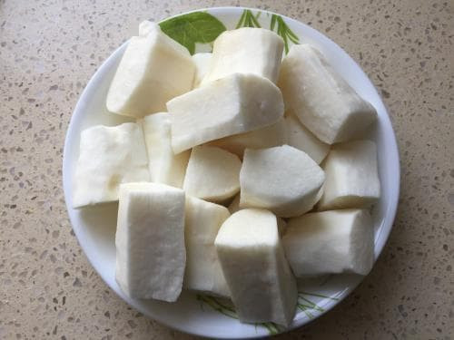 Tại sao tay thường bị ngứa khi chạm vào thực phẩm như khoai mỡ và dứa? Chuyên gia dinh dưỡng hé lộ sự thật