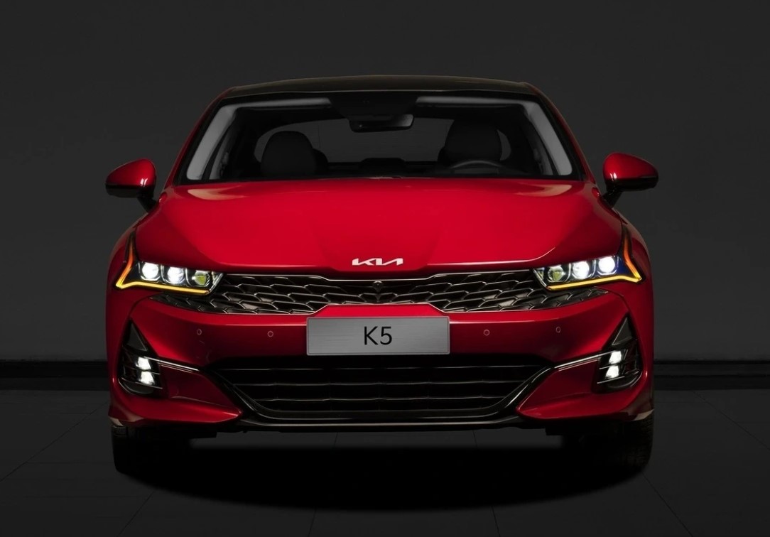 Loạt sedan cỡ D đang giảm giá hàng trăm triệu đồng