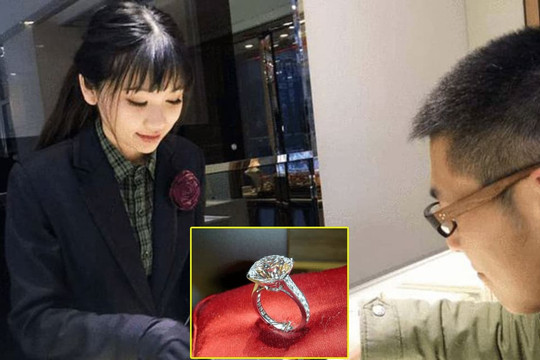 Được chồng tặng nhẫn kim cương vào ngày sinh nhật, tôi tiếc tiền nên mang ra cửa hàng trả lại rồi 'chết lặng' khi biết sự thật không ngờ