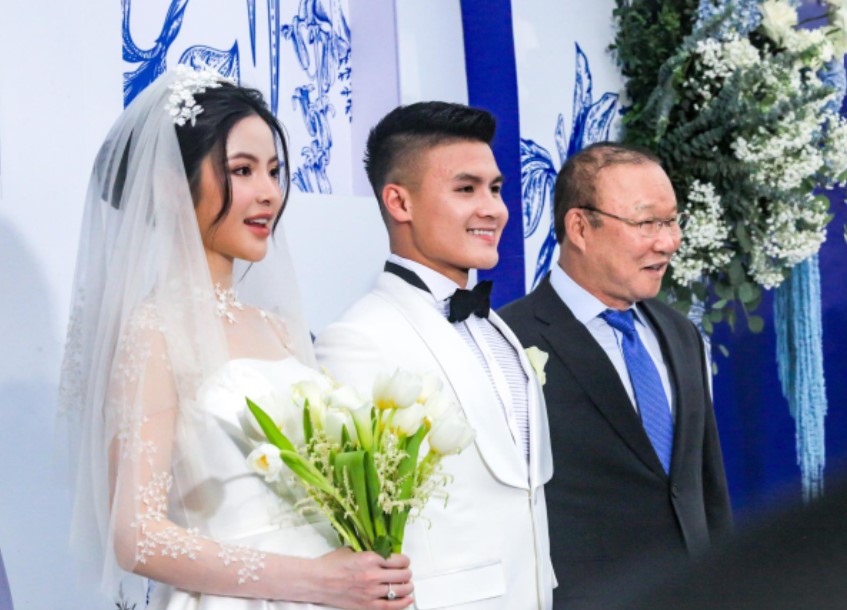 HLV Troussier và HLV Park Hang-seo cùng vắng mặt ở đám cuới Quang Hải, vợ chồng Phan Văn Đức cũng không tham dự