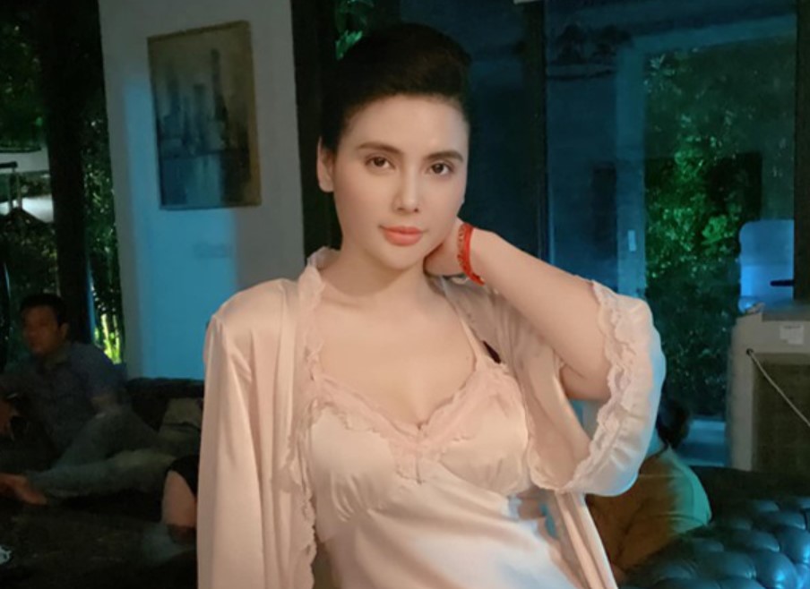 Ph&#xFA; b&#xE0; t&#x1EEB;ng l&#xE0; &quot;t&#xEC;nh &#x111;&#x1ECB;ch&quot; v&#x1EDB;i Ph&#x1B0;&#x1A1;ng Oanh: N&#xE9;t &#x111;&#x1EB9;p lai T&#xE2;y, &#x111;&#x1EDD;i t&#x1B0; b&#xED; &#x1EA9;n