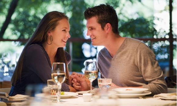 Khi một người đàn ông mời bạn đi ăn tối, hãy ghi nhớ 'ba không' để không bị mất điểm