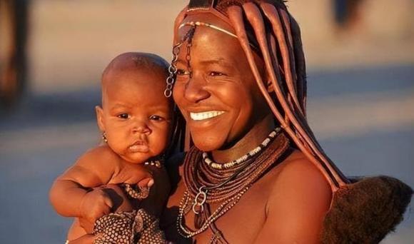 Phụ nữ của một bộ tộc châu Phi từ chối mặc quần áo, số lượng đàn ông khan hiếm, họ khuyến khích đàn ông lấy 5 vợ