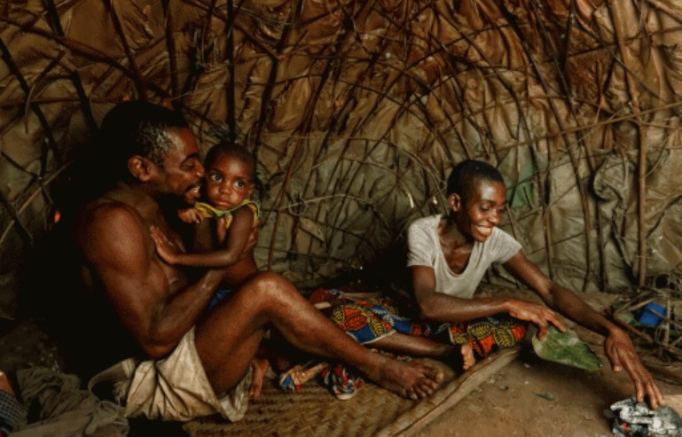 Bộ tộc 'người lùn' ở châu Phi đủ trưởng thành để kết hôn và sinh con khi 8 tuổi nhưng nghi lễ đón tuổi mới rất đặc biệt