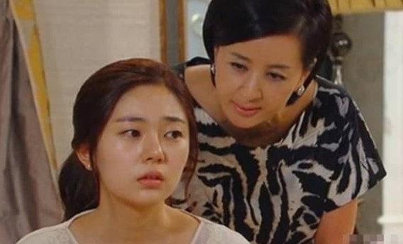 Rời nhà chưa đầy 1 tháng, em gái tôi đã mang về một đứa trẻ vừa mới sinh và cầu xin bố mẹ nuôi giúp