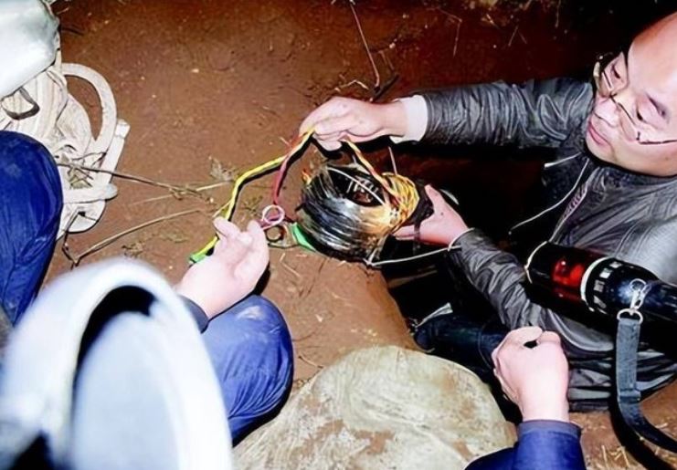 Tìm thấy cục pin sản xuất năm 2010 trong mộ cổ 2.200 năm, chuyên gia hét lớn: “Gọi cảnh sát ngay”