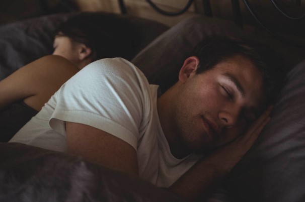 Người xưa có câu: 'Ra ngoài không được ngủ chung giường với vợ', vì sao lại thế?