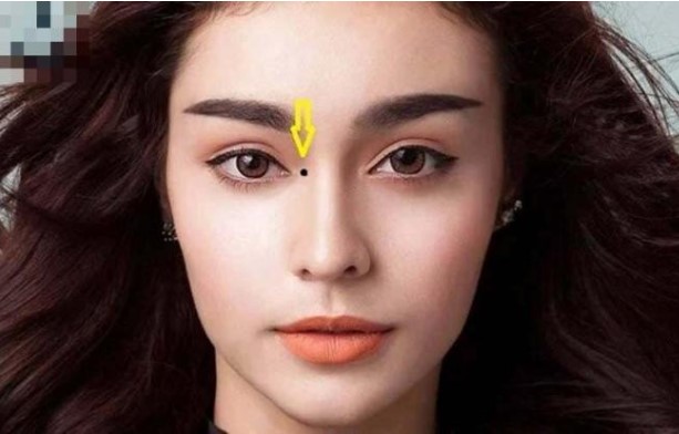 Nốt ruồi hung ác mọc ở đâu? Nốt ruồi ở bộ phận này rất dễ thu nạp hung tinh vào đời, sẽ hao tài tốn của, hãy cùng chỉ ra!