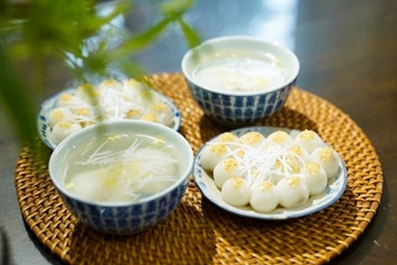 Vì sao Tết Hàn thực lại ăn bánh trôi bánh chay? Có nên cúng bánh trôi bánh chay nhiều màu trên ban thờ?