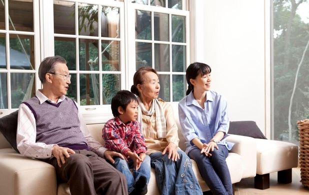 Chăm mẹ chồng 7 năm, phát hiện 6 triệu đồng lương hưu mỗi tháng của mẹ hết sạch, con dâu liền quyết định việc này