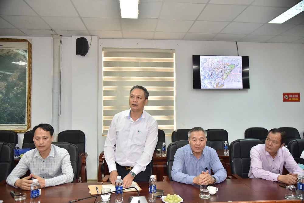 Lãnh đạo Công ty Nhôm Đắk Nông - TKV báo cáo tình hình khó khăn về giải phóng mặt bằng, xây dựng tái định cư phục vụ dự án.