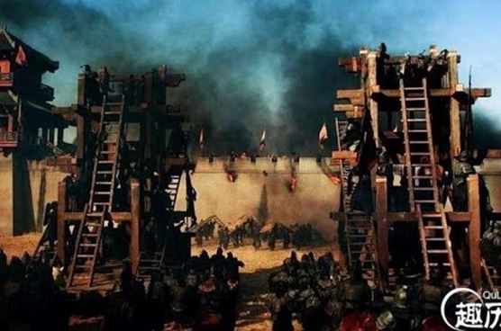 Cổng thành cổ đều là cổng gỗ, vì sao khi đánh nhau quân địch không dùng lửa tấn công nhanh hơn?