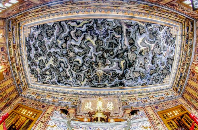 Kỳ lạ bức tranh được vẽ bằng chân trong lăng vua Khải Định, cả trăm năm "không phải quét mạng nhện"