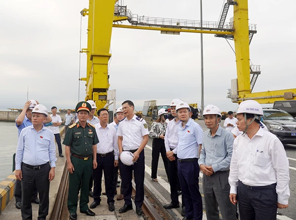 Đoàn giám sát của Uỷ ban Thường vụ Quốc hội kiểm tra thực tế công tác bảo đảm an toàn hàng hải tại Cảng Đà Nẵng.