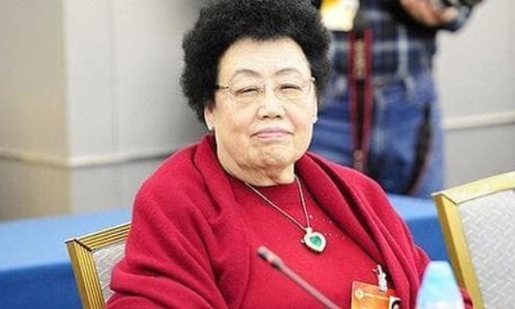 Là hậu duệ của nhà Thanh, bà có giá trị cả trăm nghìn tỷ nhưng chỉ yêu hai thứ trong đời: Đàn hương đỏ và 'Đường Tăng'