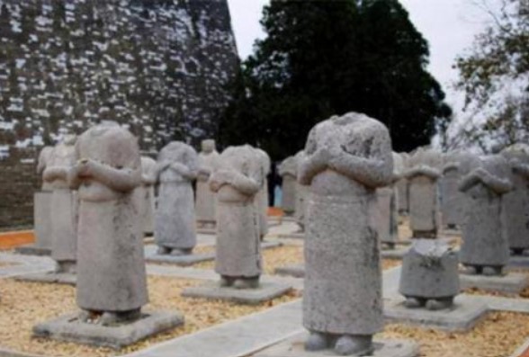 Bí ẩn 61 bức tượng đá không đầu trước lăng mộ Võ Tắc Thiên qua ngàn năm đã được hai người nông dân làm sáng tỏ