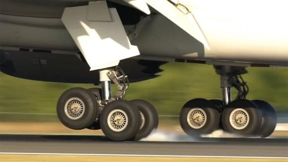 Lốp máy bay không lớn, sao chở được hàng trăm tấn? Tại sao lốp máy bay không bị nổ khi hạ cánh?