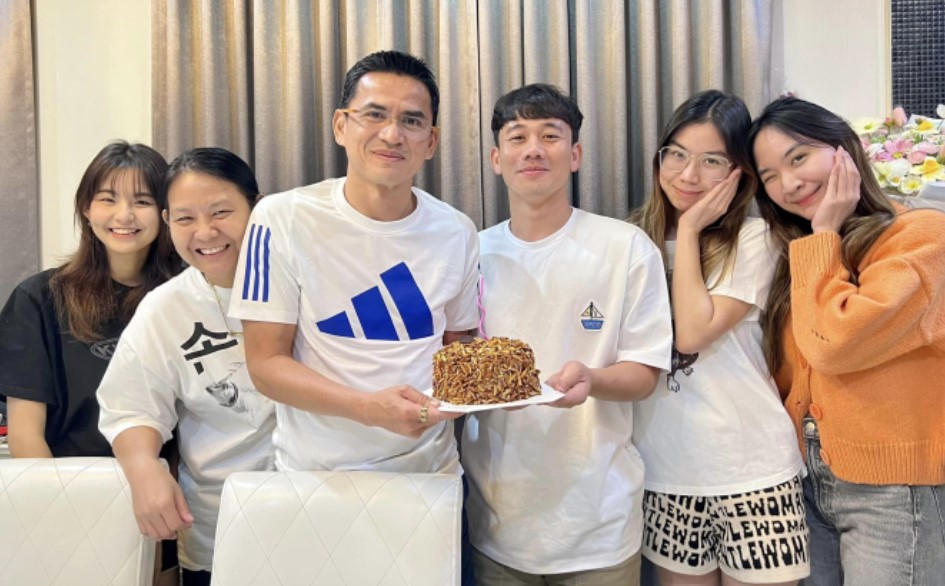 Sao HAGL bất ngờ chung khung hình với 3 cô gái xinh đẹp ở Thái Lan, dân mạng lập tức vào "đẩy thuyền"