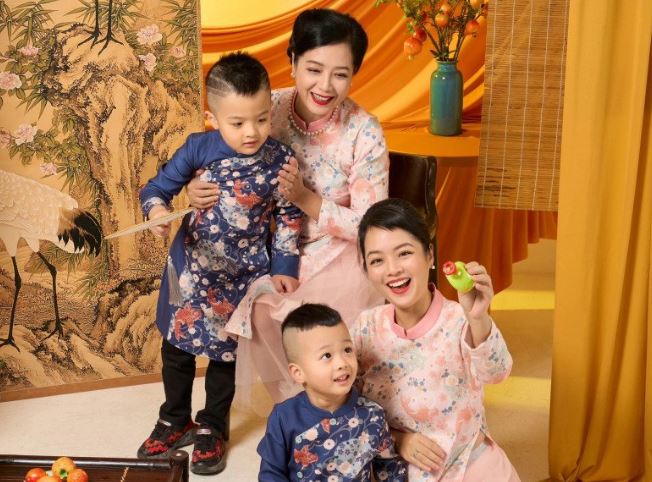 Nhan s&#x1EAF;c b&#xE0; ngo&#x1EA1;i tu&#x1ED5;i 57 &#x111;&#xEC;nh &#x111;&#xE1;m H&#xE0; th&#xE0;nh, h&#x1ED9;i g&#xE1;i tr&#x1EBB; ch&#x1EA1;y theo kh&#xF4;ng k&#x1ECB;p v&#xEC; v&#x1EBB; &#x111;&#x1EB9;p kh&#xF4;ng tu&#x1ED5;i