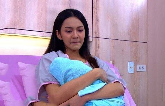 Đẻ thường không được nên phải mổ, chồng bảo: "Sao không rặn phát xong luôn như người ta, đẻ mổ tốn tiền"