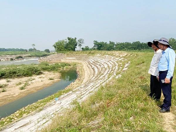 Phó Giám đốc Sở TN&MT Đà Nẵng Nguyễn Hồng An (áo xanh) khảo sát thực tế để chuẩn bị cho việc đắp đập tạm ngăn mặn trên sông Quảng Huế