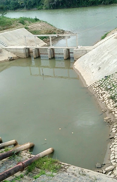 Ngày 8/4, bể hút trạm bơm Ái Nghĩa (huyện Đại Lộc, Quảng Nam) ở hạ du sông Vu Gia bị “treo” vì thiếu nước.