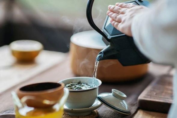 Điều gì sẽ xảy ra khi thêm một ít muối vào trà?