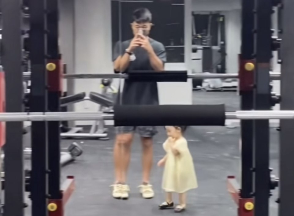 Vợ giám đốc và con gái hiếm hoi lọt ống kính của Xuân Trường, chàng cầu thủ chuẩn bị đón "đứa con tinh thần' mới