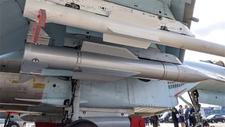 Tên lửa không đối không tầm xa R-37M trên tiêm kích Su-35.