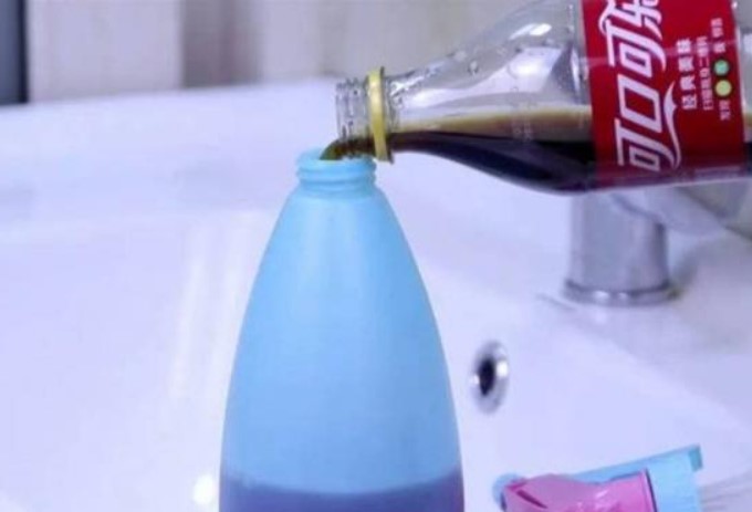 Ngoài để uống, coca còn có những tác dụng kỳ lạ và kỳ diệu này! Rất tốt trong việc làm sạch vết bẩn