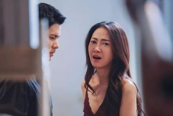 Vì mất tin tưởng gia đình nên cầm tiền trên tay mà tôi bối rối và không biết có nên đưa cho mẹ hay không?