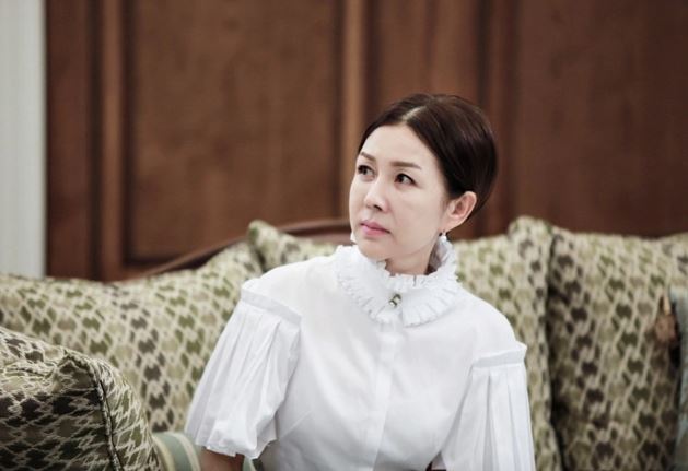 Ngỡ ngàng khi mua đúng hoa cúng giỗ mà mẹ chồng dặn nhưng vẫn bị chửi