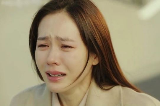 Vì để đủ tiền chữa bệnh cho mẹ nên đành chấp nhận với yêu cầu vay lãi của chồng, nhưng cầm tiền mà tôi ứa nước mắt vì chán nản, mệt mỏi