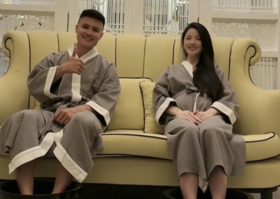 Quang Hải đưa vợ bầu Chu Thanh Huyền đi Phú Quốc, massage thư giãn sau giai đoạn "cơm chan nước mắt" vì nghén