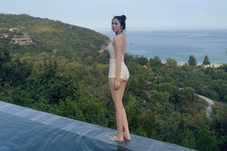 Vợ Thành Chung diện váy ngắn khoe trọn "đôi kiếm Nhật", so kè với Doãn Hải My một chín một mười