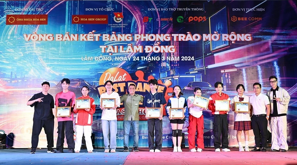 Ông Trần Đình Tài - Giám đốc điều hành Marketing và Truyền thông Tập đoàn Hoa Sen (thứ 5 từ trái sang), trao giải cho các đội xuất sắc vào vòng chung kết bảng phong trào mở rộng.