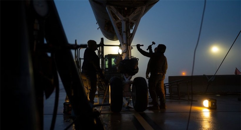 Các nhân viên kỹ thuật bắt đầu công việc hồi sinh một chiếc máy bay ném bom B-1B Lancer. Các nhân viên kỹ thuật bắt đầu công việc hồi sinh một chiếc máy bay ném bom B-1B Lancer.