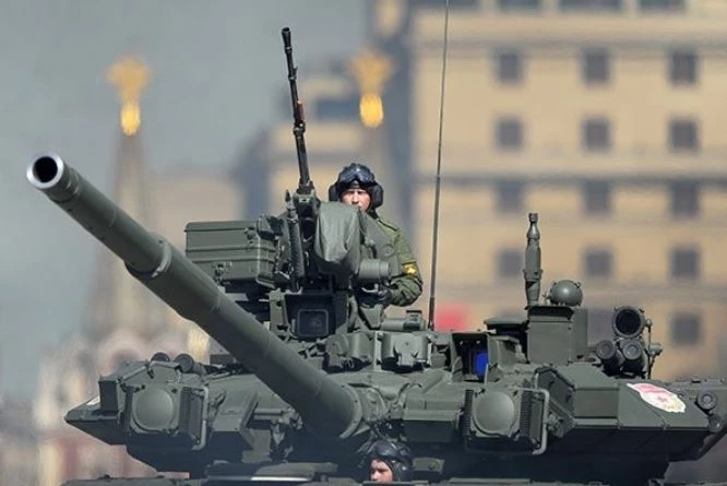 Xe tăng T-90A được trang bị đèn nhiễu OTShU-1-7 đặc trưng thuộc hệ thống Shtora-1.