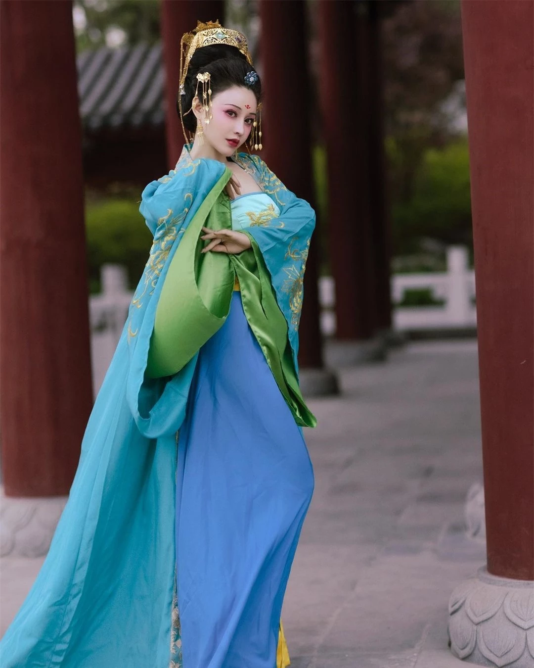 Nữ bác sĩ Trung Quốc diện đồ cổ trang đi tắm suối - 9