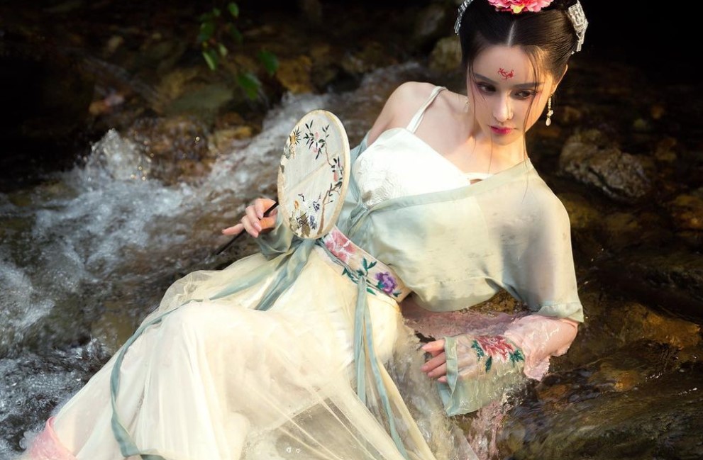 Vẻ quyến rũ khó cưỡng của nữ bác sĩ Trung Quốc