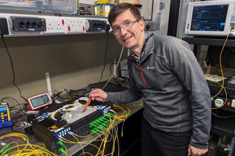 Thử nghiệm thành công cáp quang truyền tải dữ liệu với tốc độ nhanh gấp 4,5 triệu lần