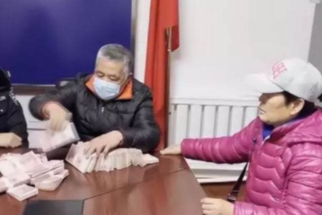 Cậu bé nhặt gần 900 triệu nhưng người mất khăng khăng đánh rơi 70 triệu: Phản ứng gia đình cho thấy dạy con quá tốt