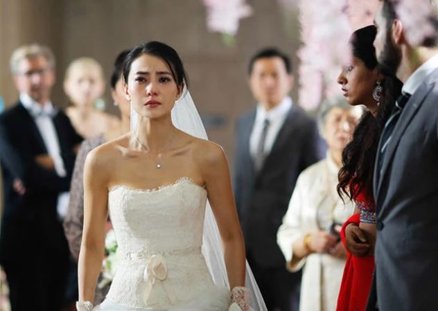 Mẹ chồng bỗng dưng đỏ mặt tía tai đứng dậy bắt bố tôi xin lỗi, nhưng họ hàng nhà em phản đối nên bà lại im re