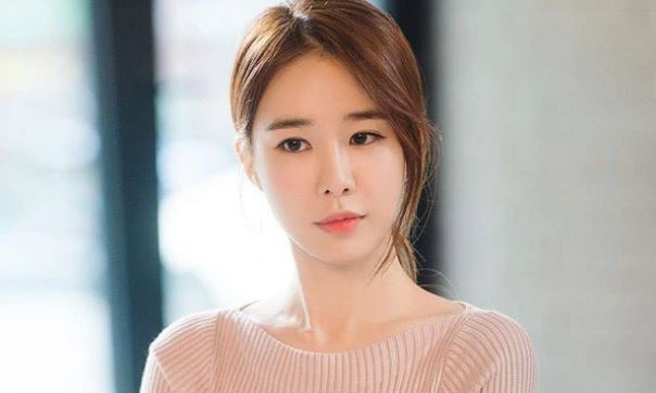 Đêm tân hôn mẹ chồng đập cửa đòi vàng cưới, tôi bình thản đưa ra 1 tờ giấy khiến bà chết lặng