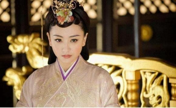 Vị Hoàng hậu bi thảm nhất trong thời cổ đại, bị Hoàng đế đánh cho sống dở chết dở, được ban dải lụa trắng để chết, di thể bị tướng sĩ giẫm đạp