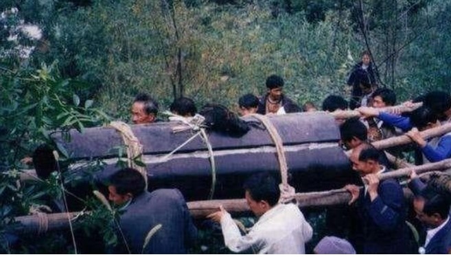 Tại sao con người nặng hơn sau khi chết?